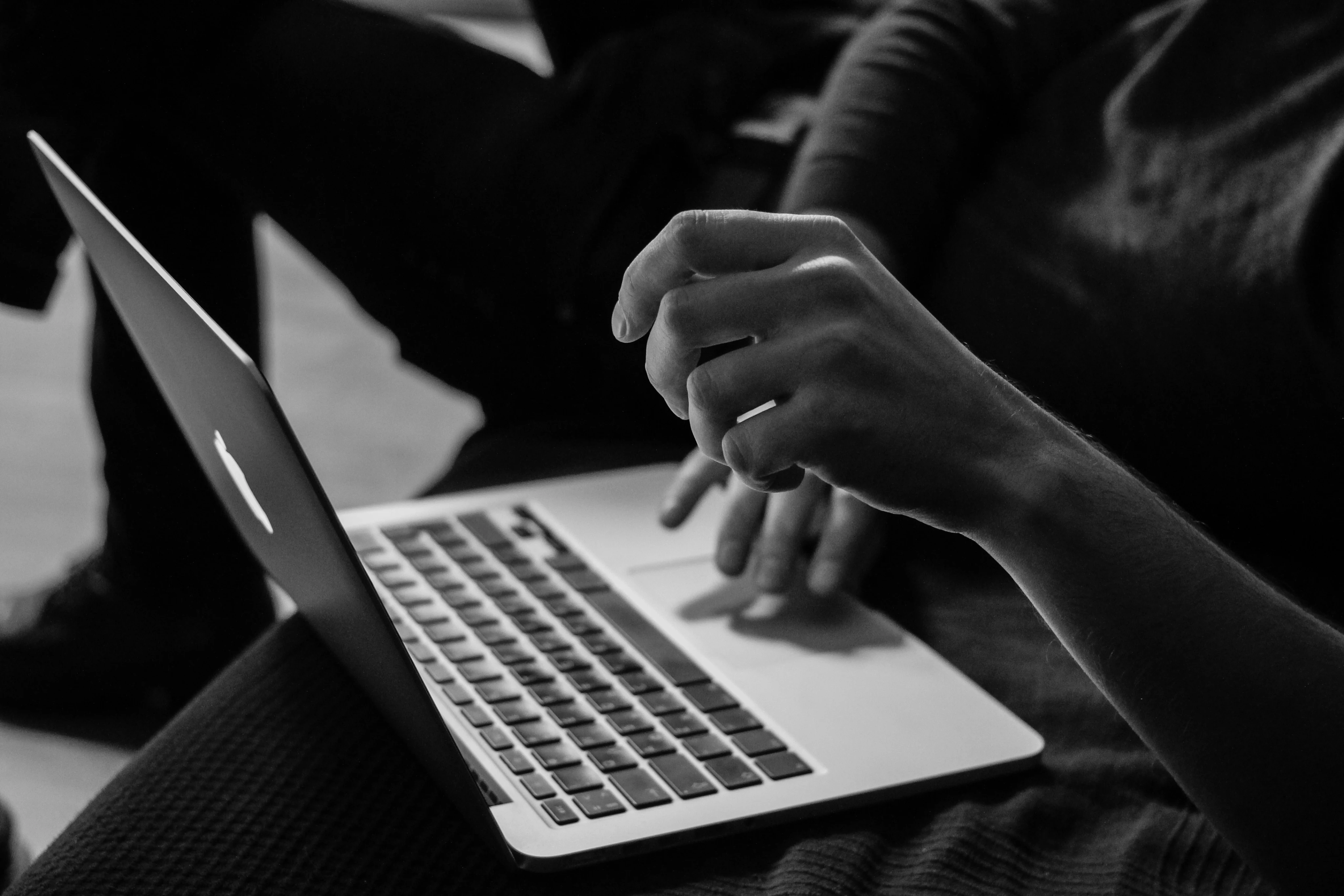 Profissional trabalhando em um projeto de web design no notebook